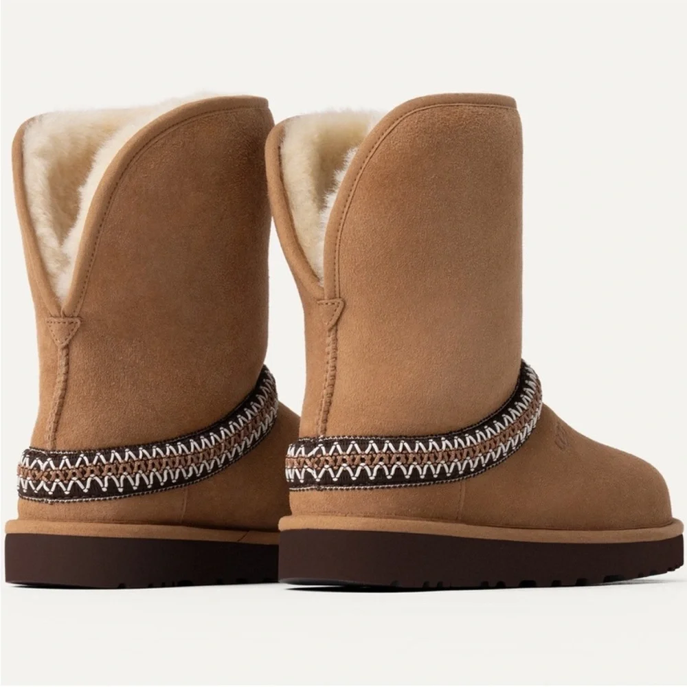 UGG Classic Short Crescent Chestnut